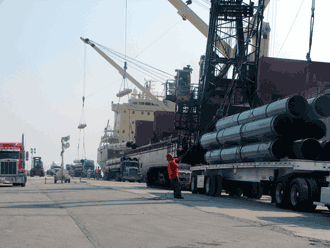 Pipe being unloaded directly to trucks